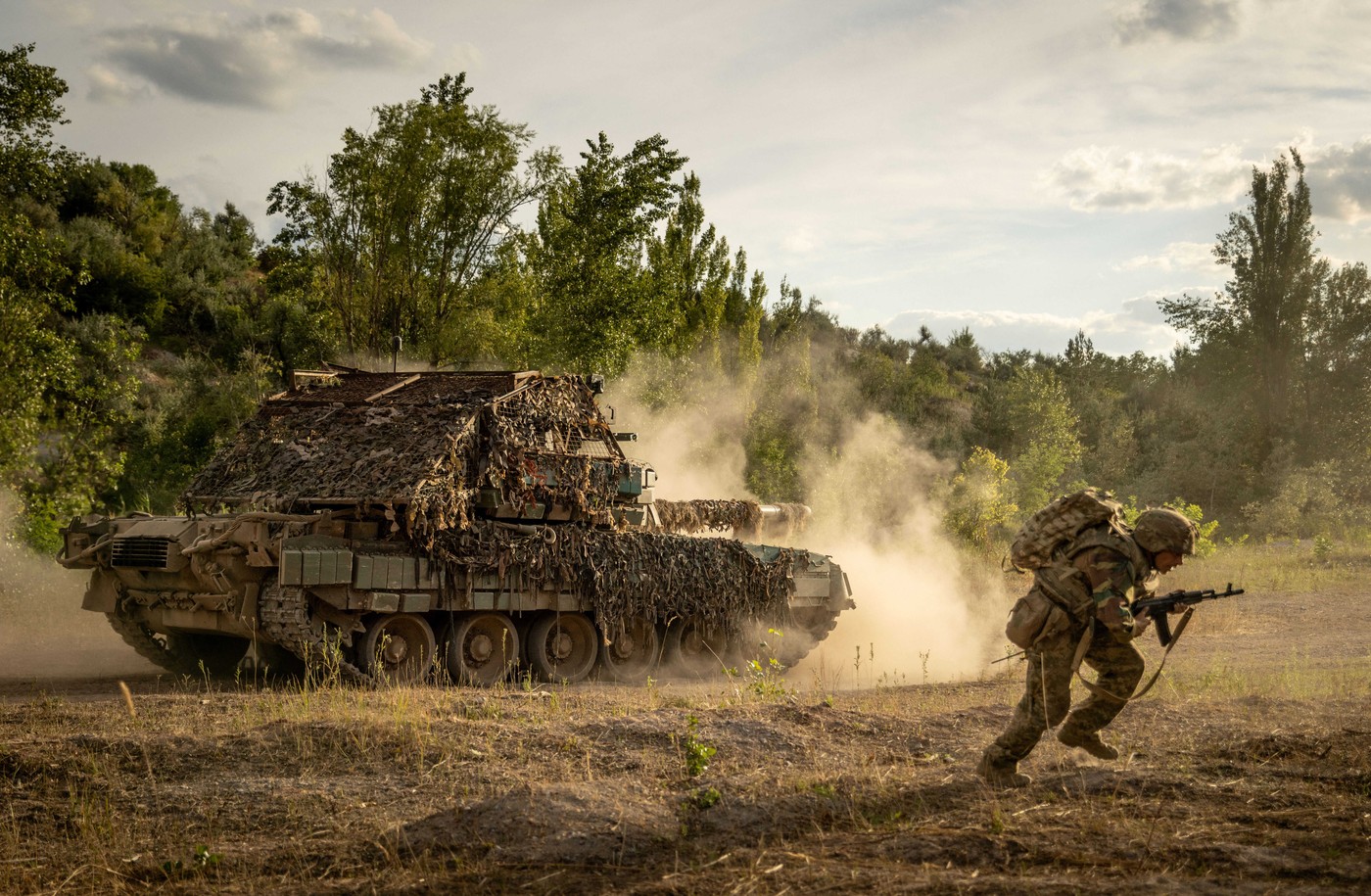 Franța și Marea Britanie iau în calcul trimiterea de trupe pe frontul din Ucraina. Dezvăluirile unui înalt oficial al NATO