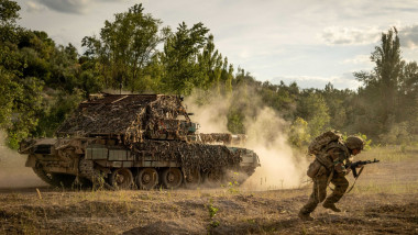 tanc și soldat în ucraina