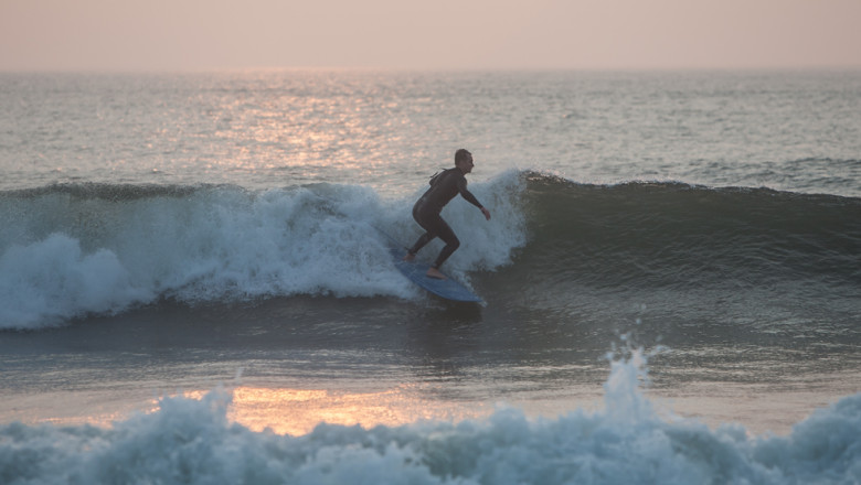 surfer pe un val