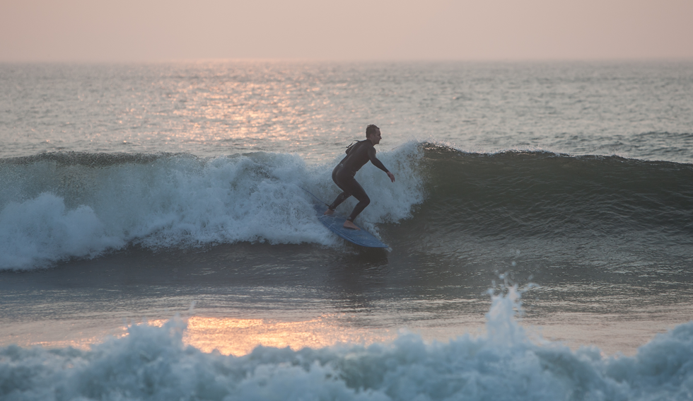 Un surfer a rămas fără un picior după atacul unui rechin. Membrul a fost adus de apă la mal, iar acum medicii încearcă să-l reatașeze