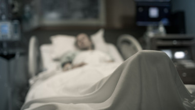 pacient intr-un pat de spital