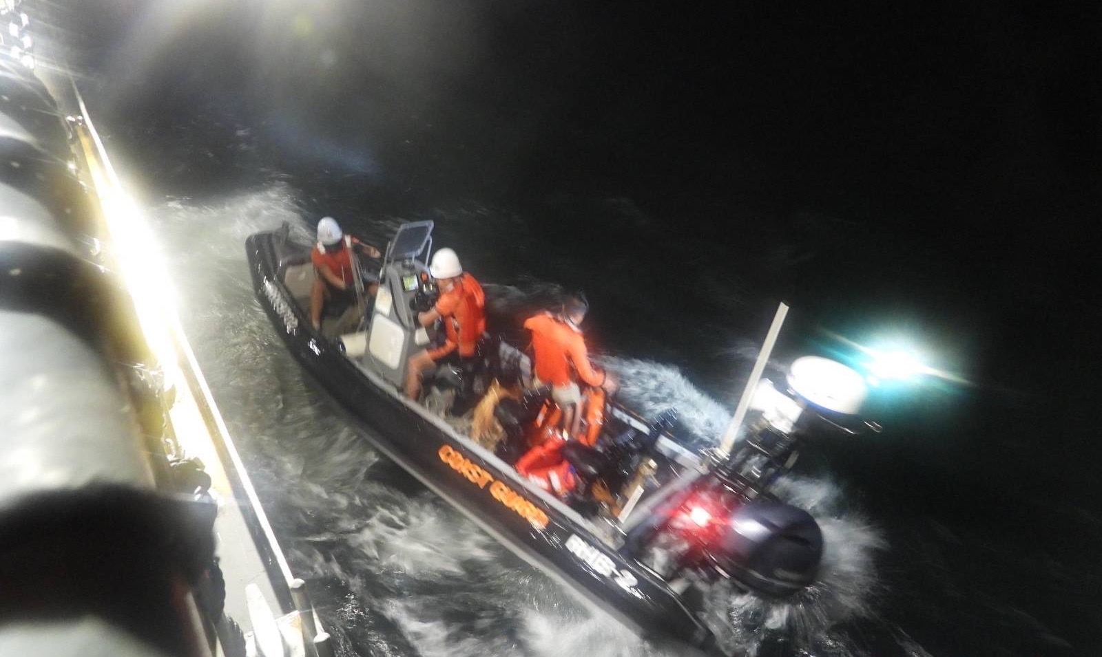 Un petrolier cu 1,4 milioane de litri de petrol s-a răsturnat în largul coastelor din Filipine. Un marinar este dat dispărut