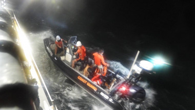marinari recuperati pe barca de salvare, noaptea, furtuna
