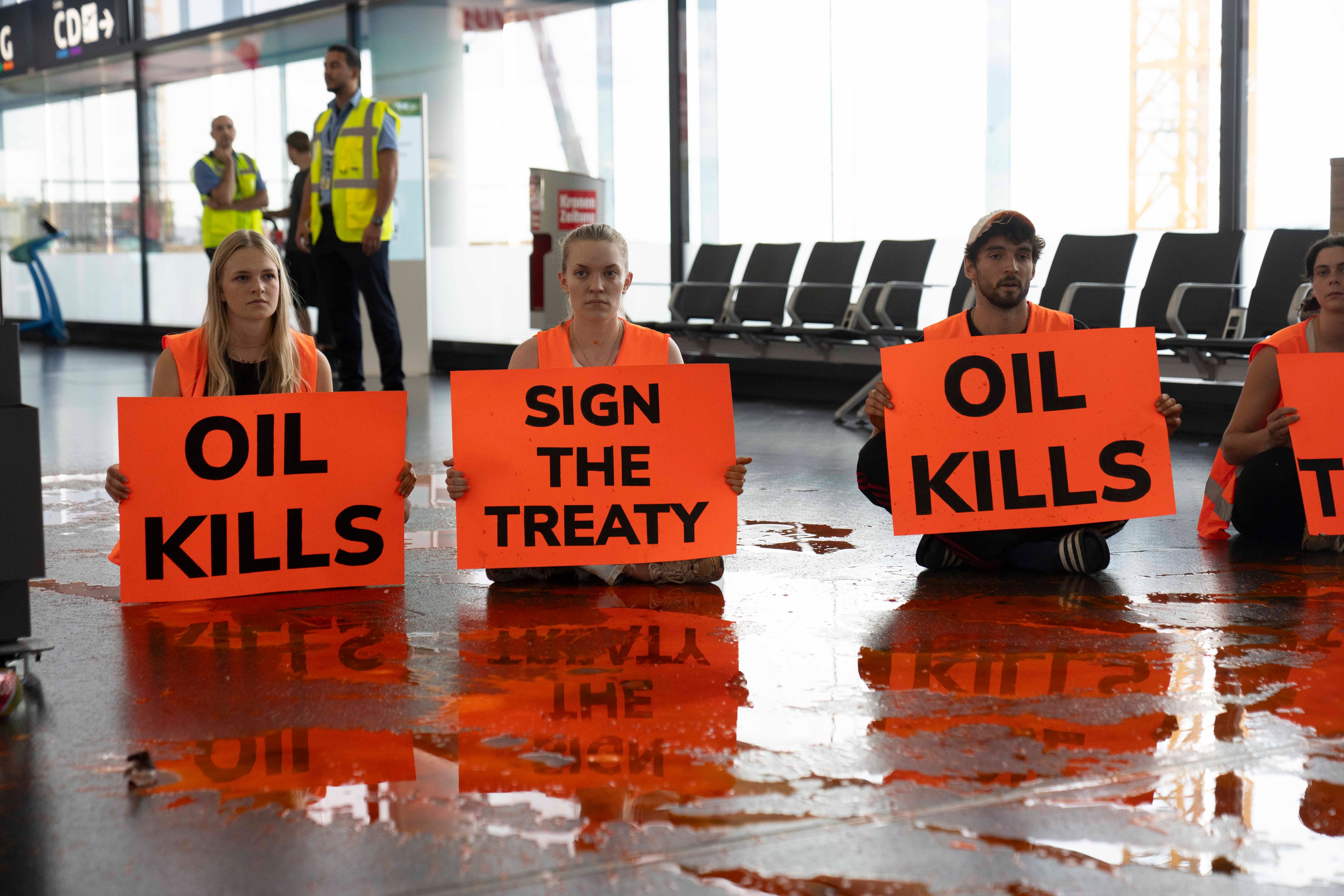 Aeroportul din Frankfurt a fost blocat temporar de un protest al activiștilor de mediu. Opt persoane au fost arestate