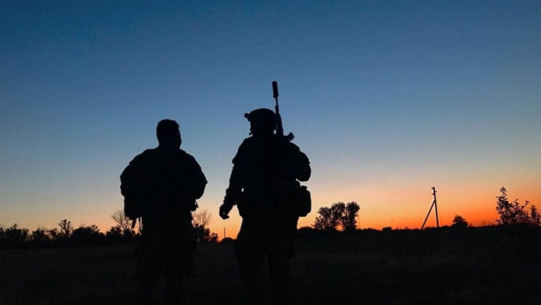 soldati-Ucraina siluete pe fundal apus