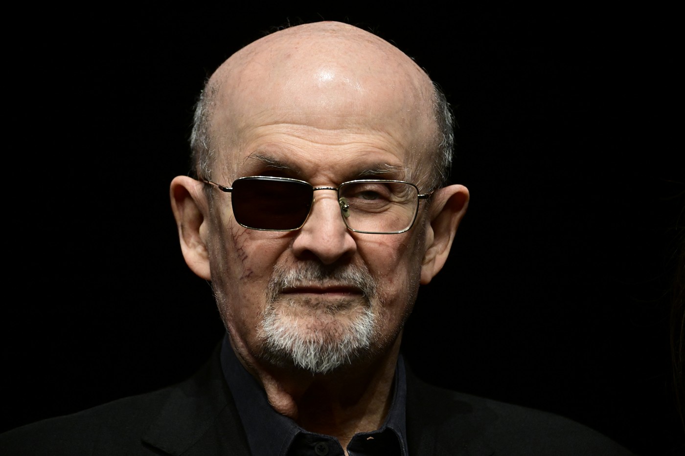 Atacatorul scriitorului Salman Rushdie este acuzat în SUA de "terorism în numele Hezbollah"
