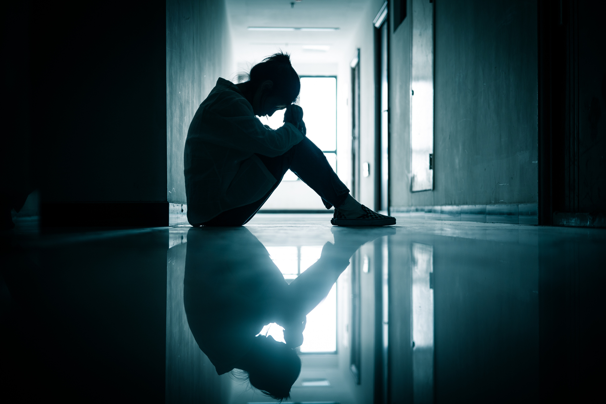 O fată de 16 ani a fost violată de directorul unei instituții din Pitești și bătută de soția acestuia. Tatăl victimei a sesizat Poliția