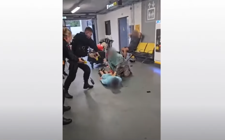 Incident șocant filmat pe aeroportul din Manchester: Un polițist lovește cu piciorul în cap un bărbat întins la pământ