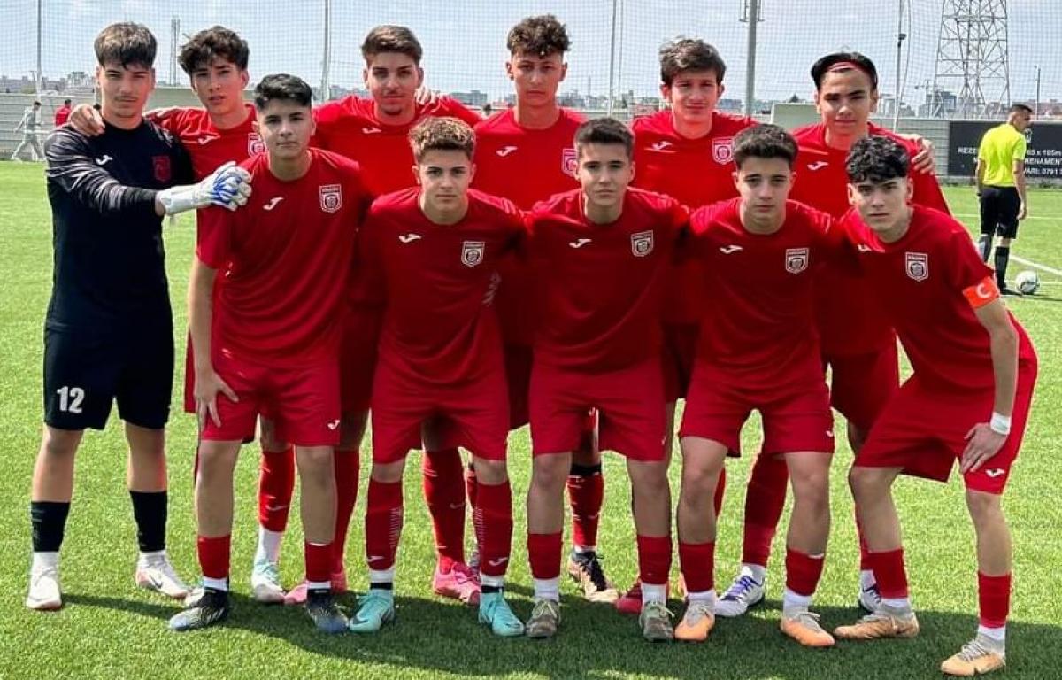 Sorin Nazîru, fost portar al juniorilor de la Dinamo, a murit la doar 16 ani. Adolescentul ar fi luat o bacterie de la o piscină