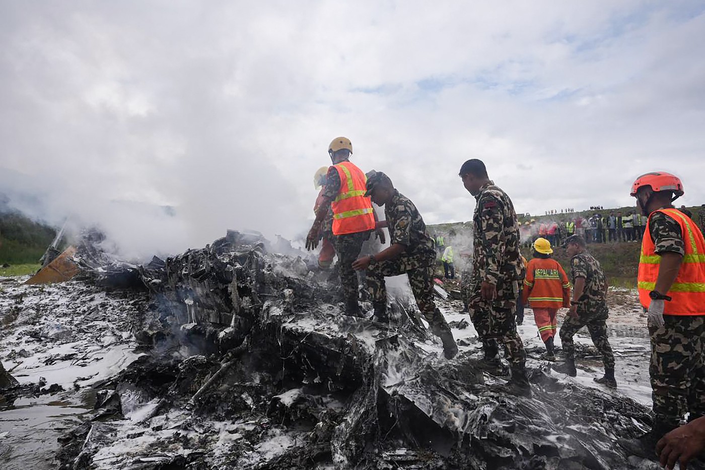 Cum a supraviețuit pilotul avionului care s-a prăbușit în Nepal. Toate celelalte persoane aflate la bord au murit