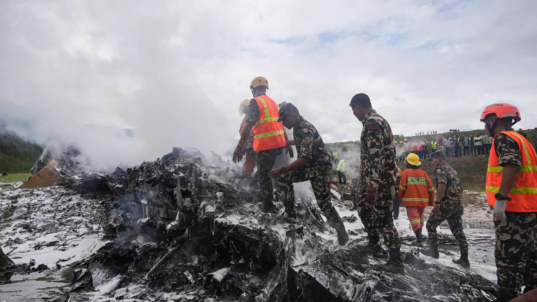 avion ars după ce s-a prăbușit în nepal