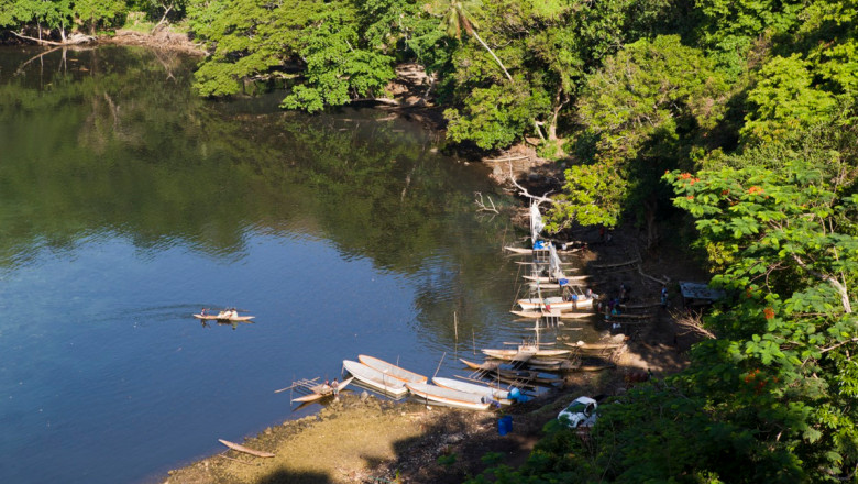 barci pe malul unui lac din papua noua guinee