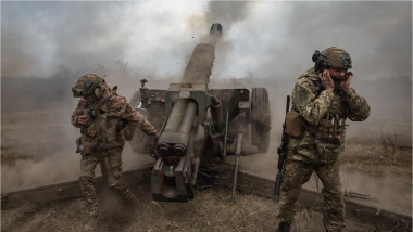 soldați ucraineni trag cu un sistem de artilerie