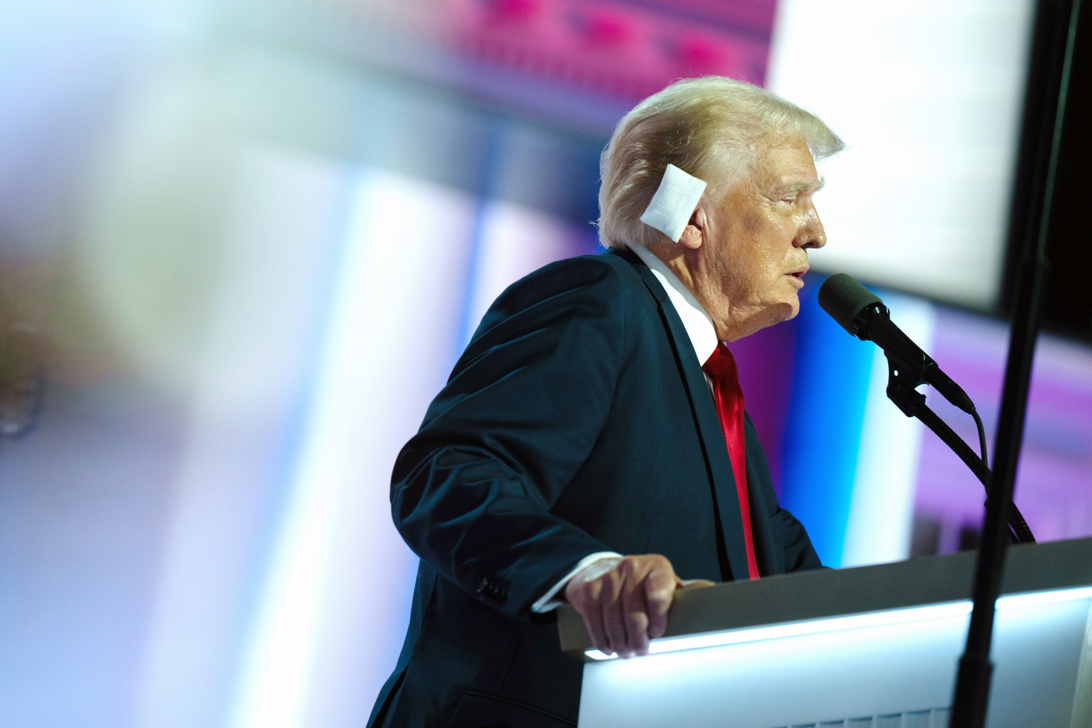 FBI încă nu știe ce l-a lovit pe Donald Trump: a fost un glonț sau doar fragmentul unui glonț