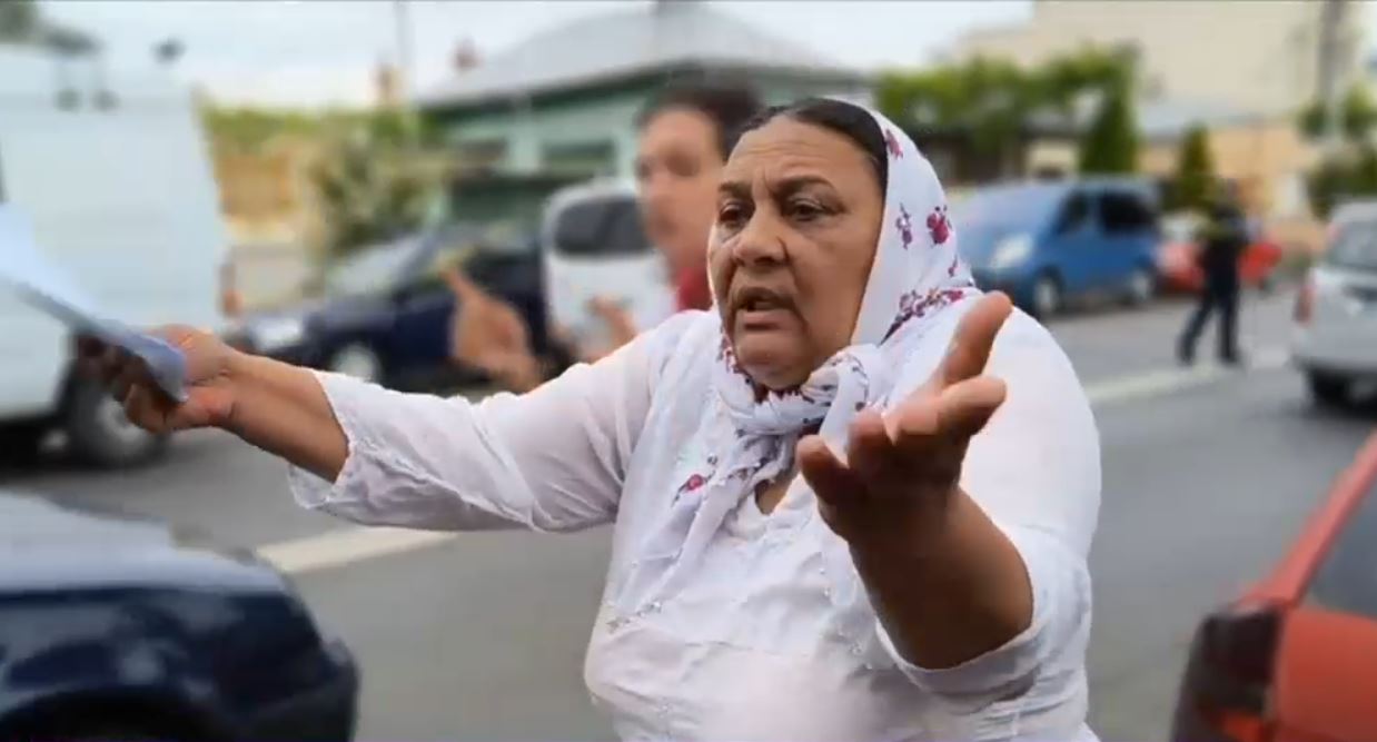 Crima din Brăila. Poliția a ridicat un cuțit cu lama de 17 cm din casa mamei suspectului. Explicația femeii: Moșul tăia legume cu el
