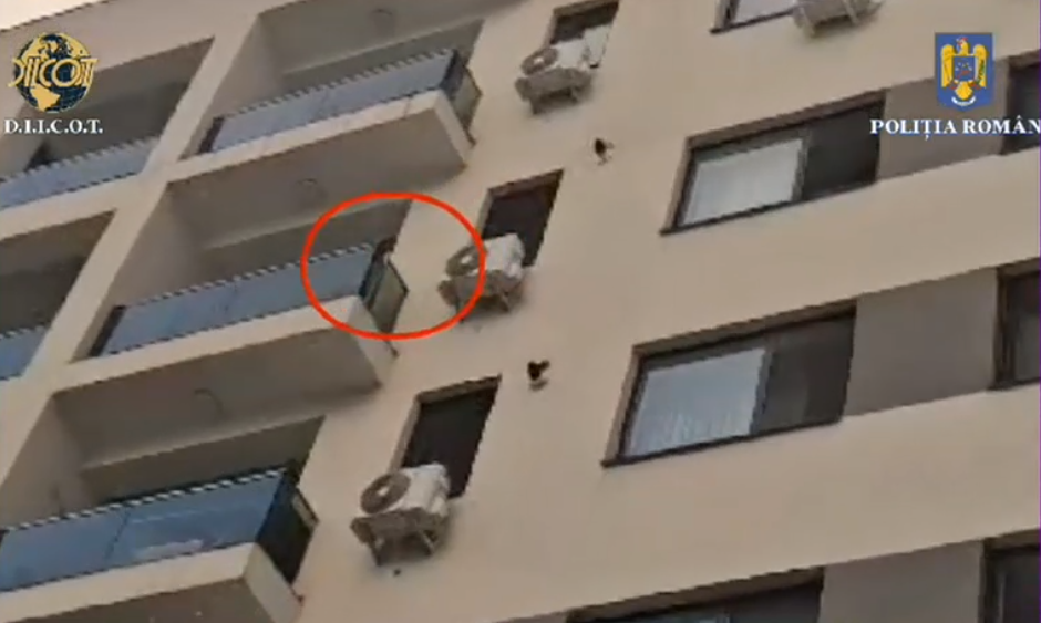 Momentul în care un traficant de droguri aruncă marfa pe geam, pentru a scăpa de mascați. Polițiștii din fața blocului au filmat totul