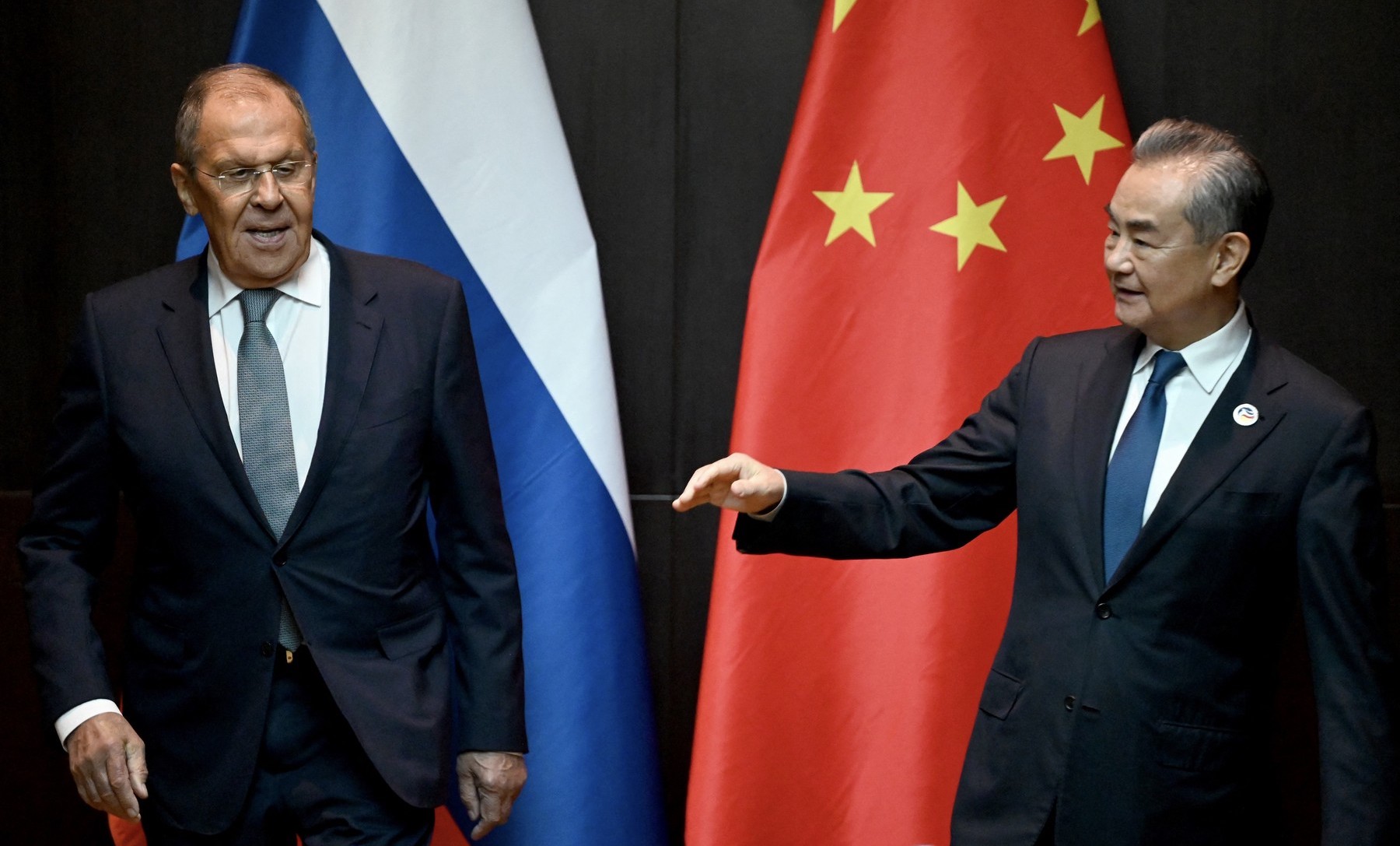 Putin vrea un NATO eurasiatic cu China. Întâlnire Lavrov - Wang Yi și mesajele transmise după