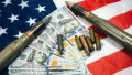 ilustrație cartușe, gloanțe, bancnote dolari, steagul american
