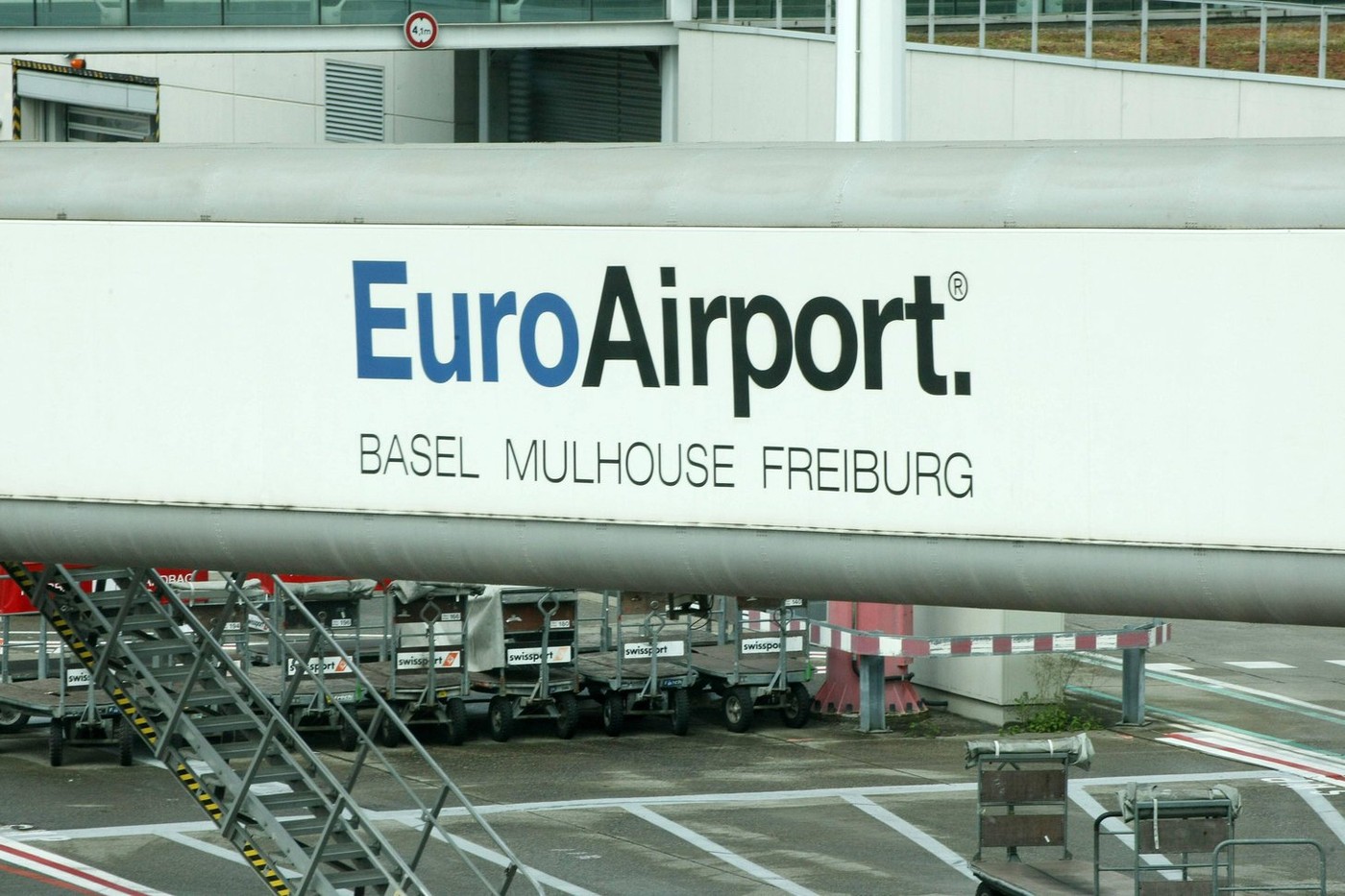 Aeroportul din Basel-Mulhouse a fost evacuat ”din motive de securitate”, din cauza unei amenințări cu bombă