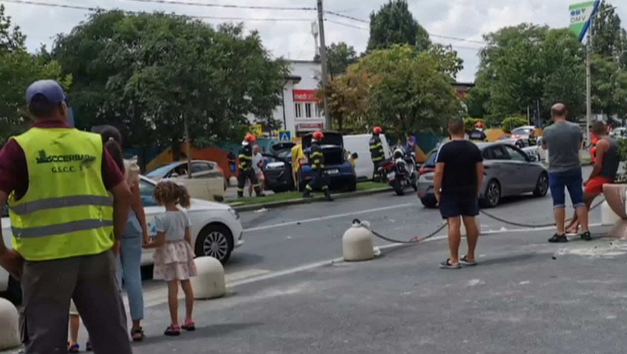 Un șofer beat și fără permis a produs mai multe accidente în București cu o mașină furată. Bărbatul a fost internat la psihiatrie