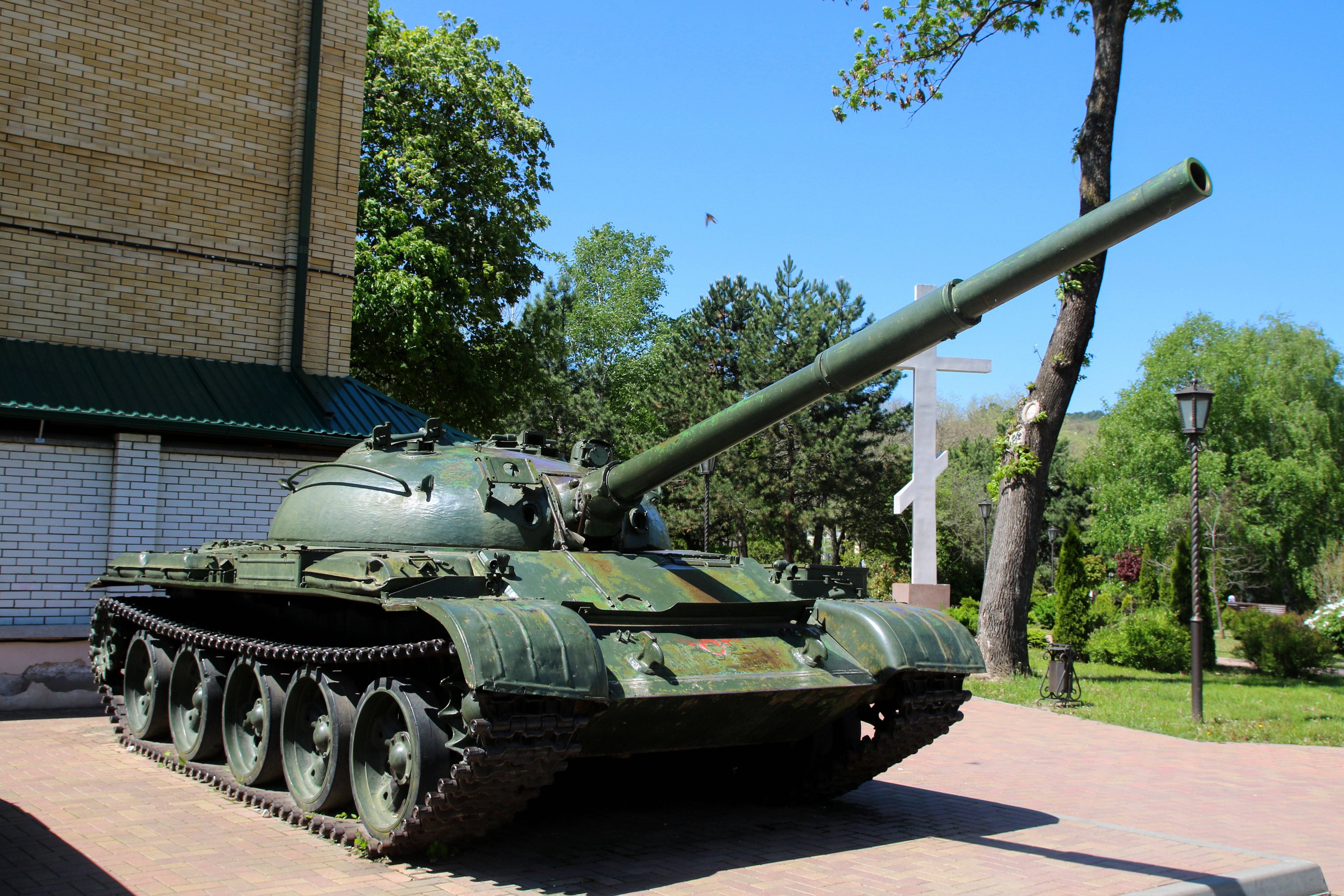Armata rusă a scos de la naftalină tancurile T-62M, le-a modernizat și le trimite acum pe frontul din Ucraina