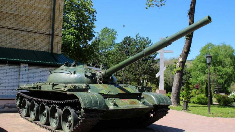  Armata rusă a scos de la naftalină tancurile T-62M, le-a modernizat și le trimite acum pe frontul din Ucraina 