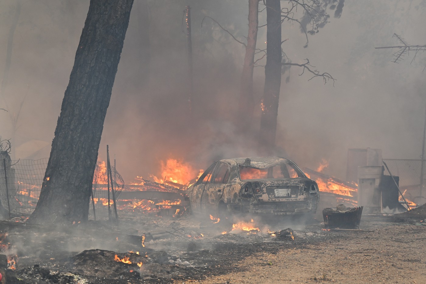 Mii de oameni au fost evacuați în California din calea unui incendiu violent de vegetație. 1.600 de pompieri s-au luptat cu flăcările