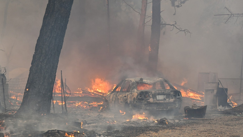   Galerie Foto  Mii de oameni au fost evacuați în California din calea unui incendiu violent de vegetație. 1.600 de pompieri s-au luptat cu flăcările 