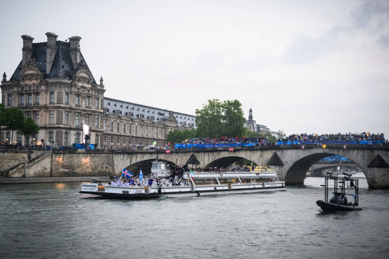 26.07.2024, Paris, Seine Ufer Beachvolleyball, Olympische Spiele, Eröffnungsfeier / Opening Ceremony Bootsparade / Athle