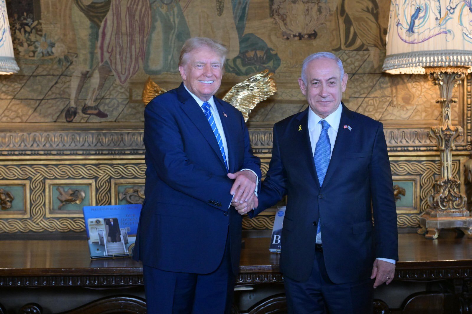 Purtat de valul ovațiilor din Knesset, Trump i-a cerut președintelui Israelului să-l grațieze pe Netanyahu acuzat de corupție și fraudă