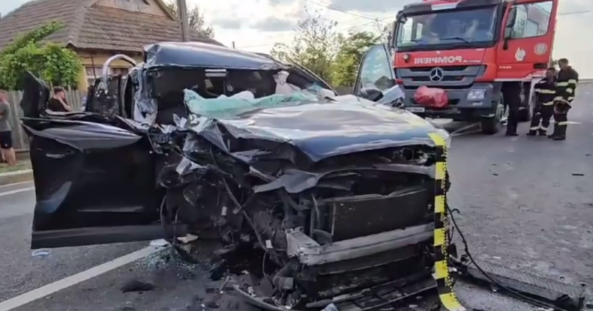 Accident grav în Constanța: Mașină intrată frontal în camion. A fost solicitat elicopterul SMURD.