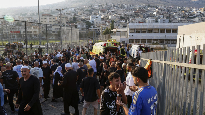 Scene de la locul exploziei rachetei Hezbollah în localitatea Majdal Shams din nordul Israelului. Foto: Profimedia Images