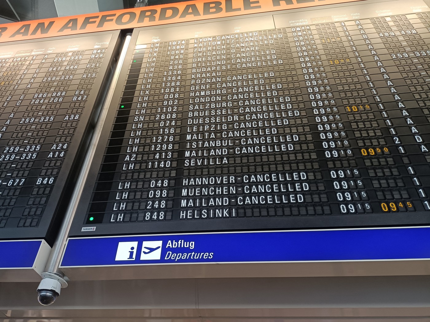 Lufthansa va solicita despăgubiri de milioane de euro de la activiștii climatici care au blocat aeroportul din Frankfurt