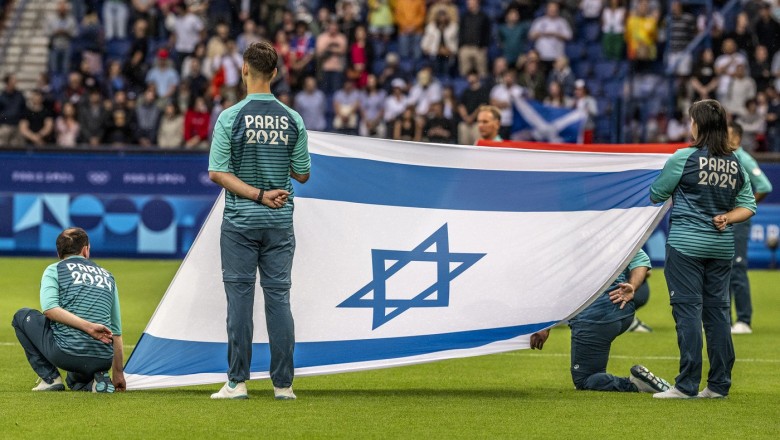 steagul Israelului pe un teren de fotbal la Jocurile Olimpice Paris 2024