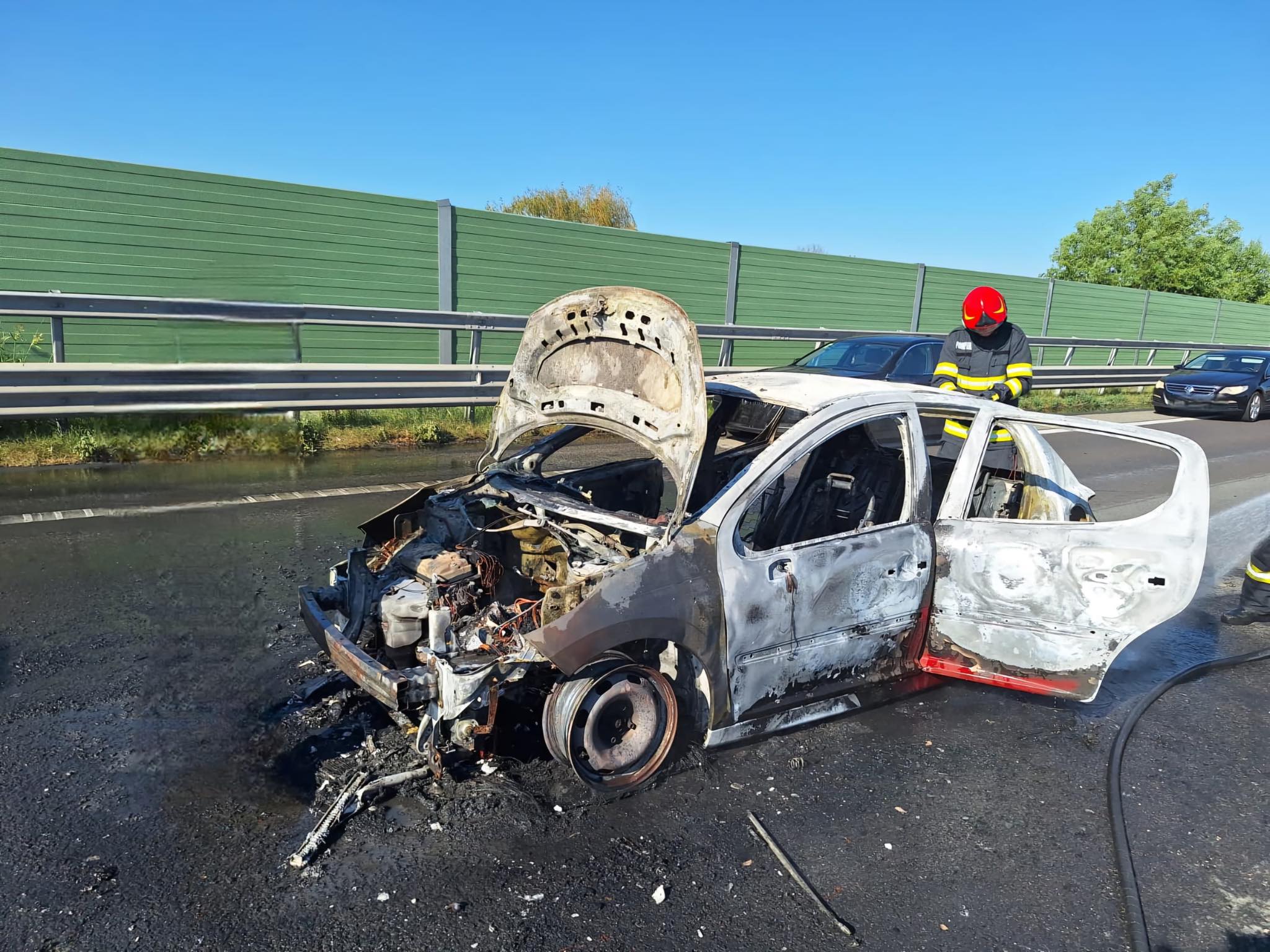 Mașină în flăcări pe autostrada București-Pitești. Circulația a fost blocată