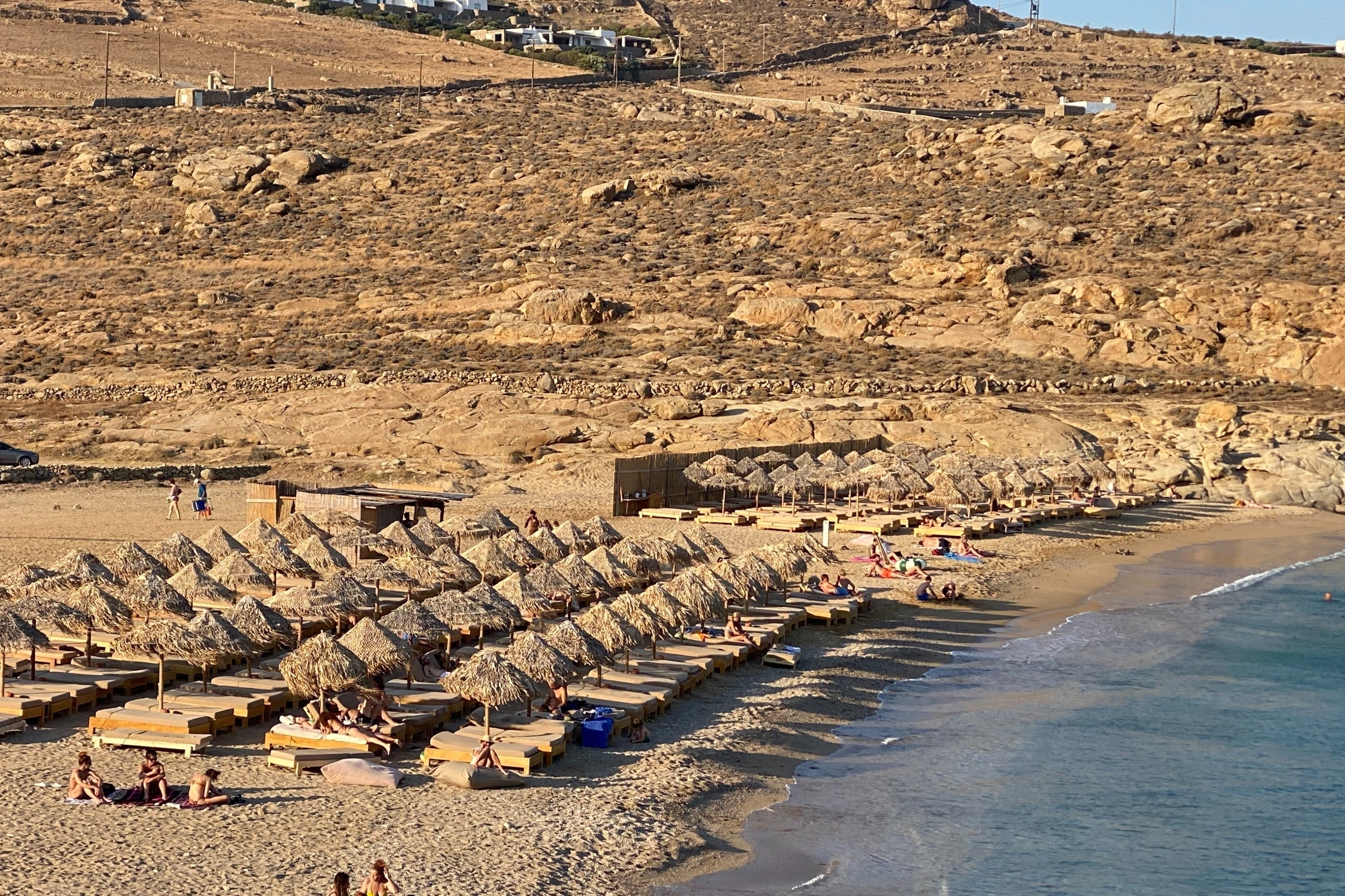 O insulă din Grecia pierde turiști de la an la an. Vizitatorii fug de prețurile de sute de euro pentru o masă