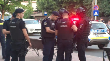 jandarmi și mașină de poliție