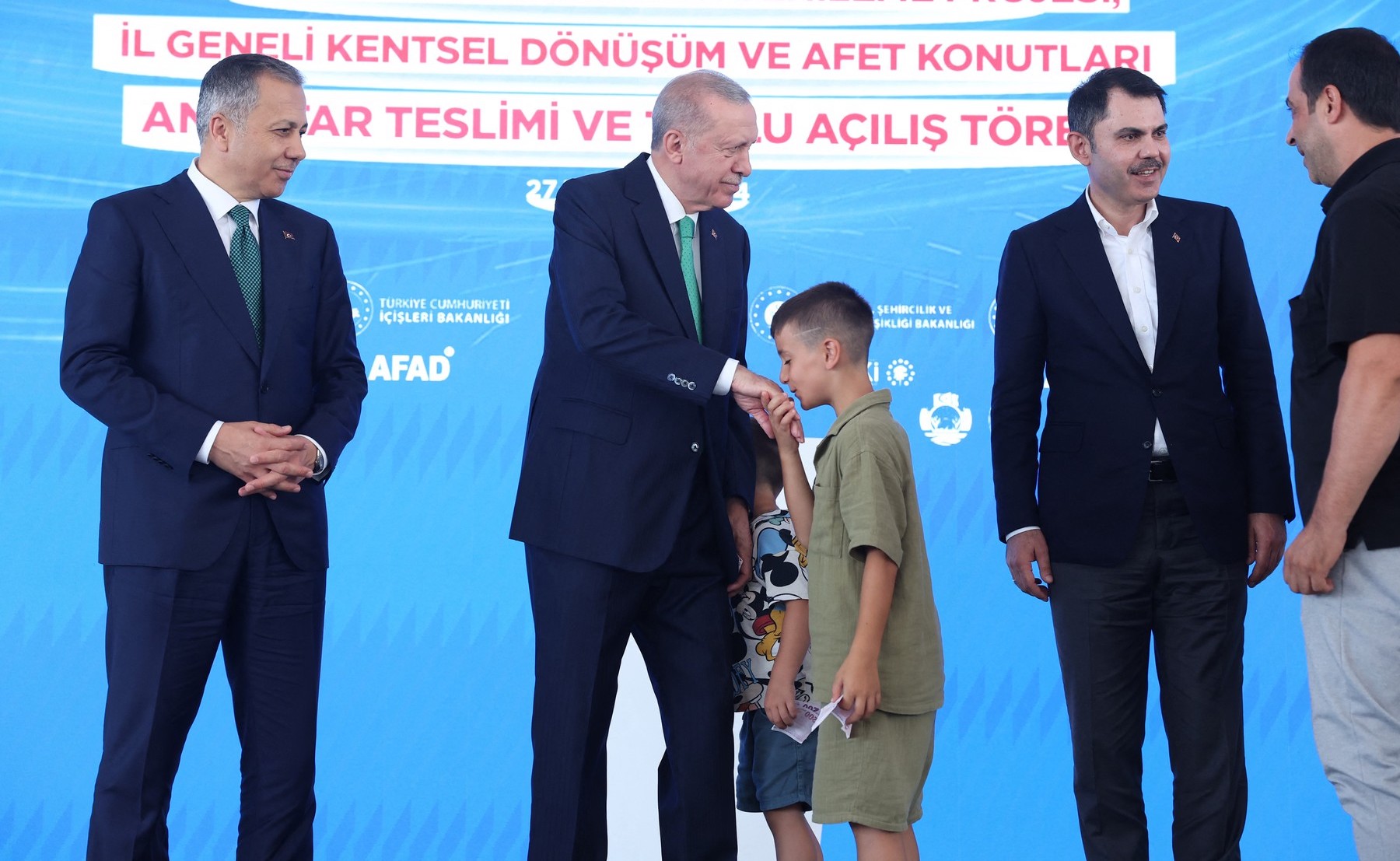 Erdogan îi trage o palmă unui copil care nu i-a sărutat mâna, apoi îi dă bani. Imagini năucitoare