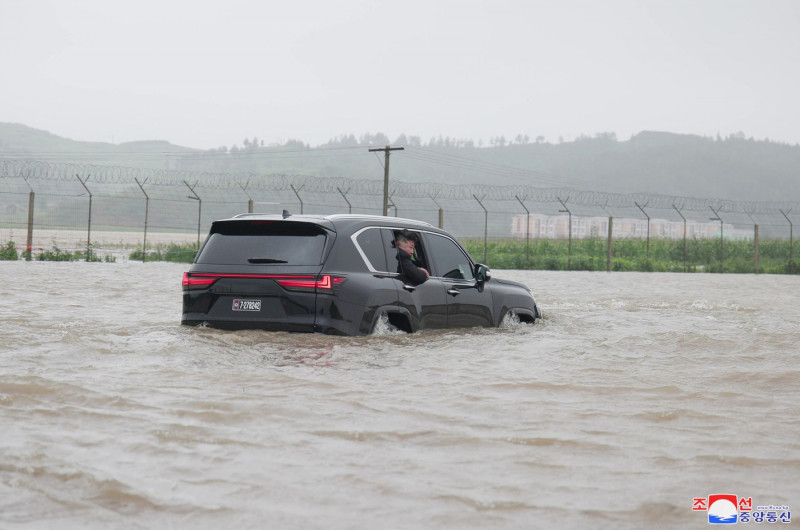 kim jong un coreea de nord inundatii