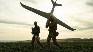 Militari ucraineni transportând o dronă. Foto: t.me:V_Zelenskiy_official