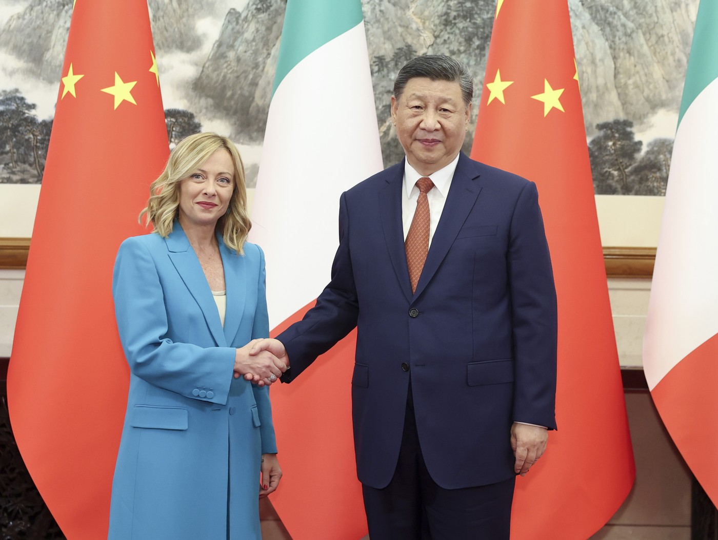 După ce s-a retras din „Belt and Road”, operațiunea „cal troian” a Chinei în Europa, Meloni anunță relansarea relațiilor cu regimul Xi