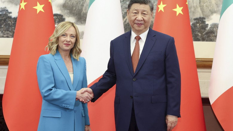 Giorgia Meloni strânge mâna dictatorului chinez, Xi Jinping