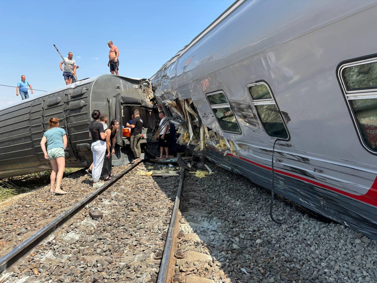 Două persoane au murit și alte zeci au fost rănite după ce un tren s-a ciocnit cu un camion în Rusia. Opt vagoane au deraiat