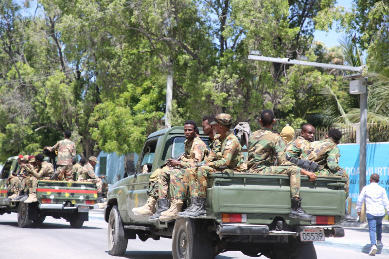 soldați-somalia-mașini