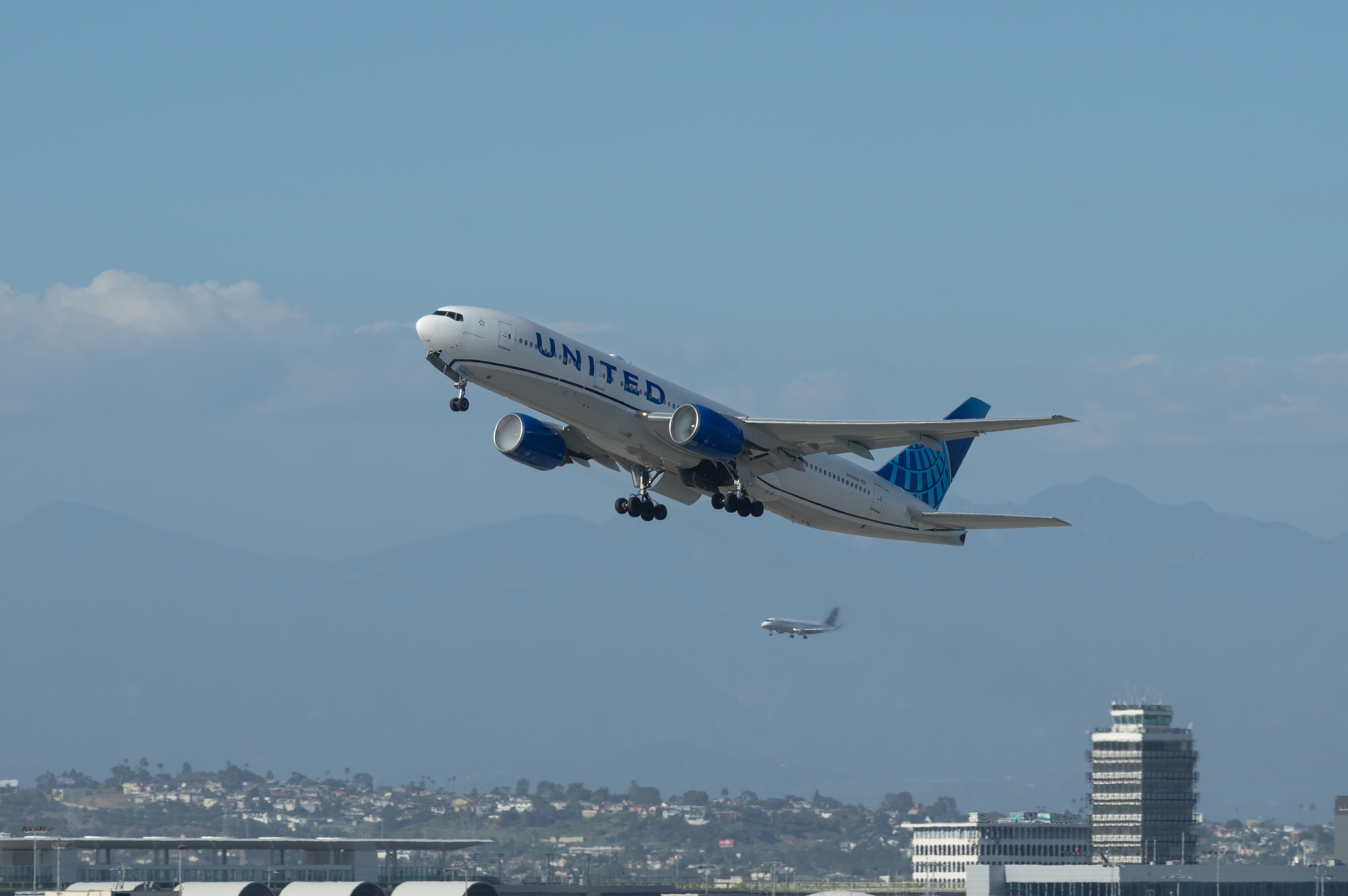 Un avion United Airlines a aterizat de urgență din cauza unui „pericol biologic" la bord: „Echipajul vomită, iar pasagerii cer măști”