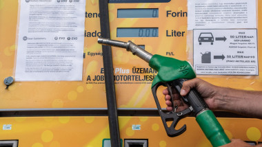 mana caee tine o pompa de benzina mol in ungaria