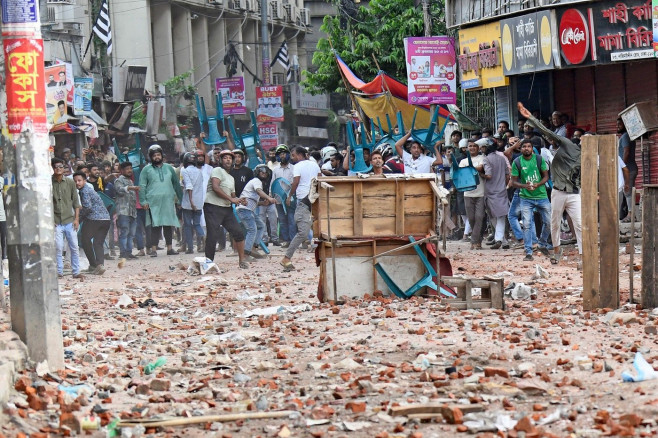 Dhaka, Bangladesh. 16th July, 2024. Anti-quota protesters and students supporting the Ruling Awami League Party Clash in Dhaka. Credit: SOPA Images Limited/Alamy Live News