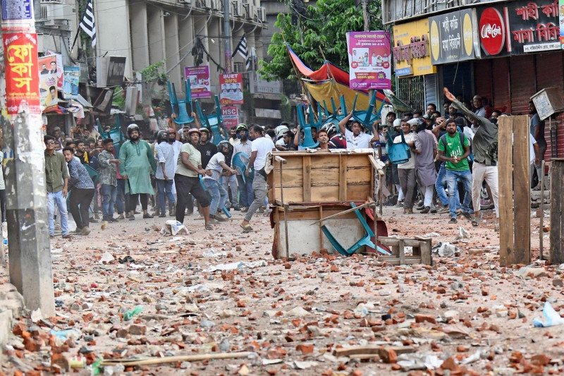 Dhaka, Bangladesh. 16th July, 2024. Anti-quota protesters and students supporting the Ruling Awami League Party Clash in Dhaka. Credit: SOPA Images Limited/Alamy Live News