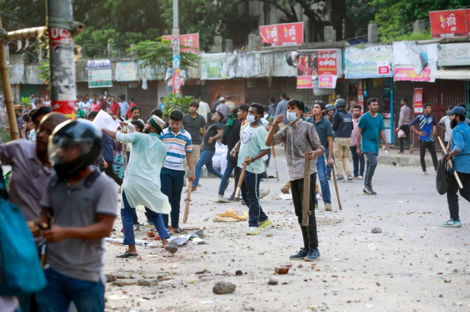 Quota protesters clash with Bangladesh Chhatra League (BCL) activists in Dhaka, Bangladesh. 16th July, 2024. Police report at least six people were killed and dozens injured on 16 July as clashes took place during nationwide protests demanding the aboliti