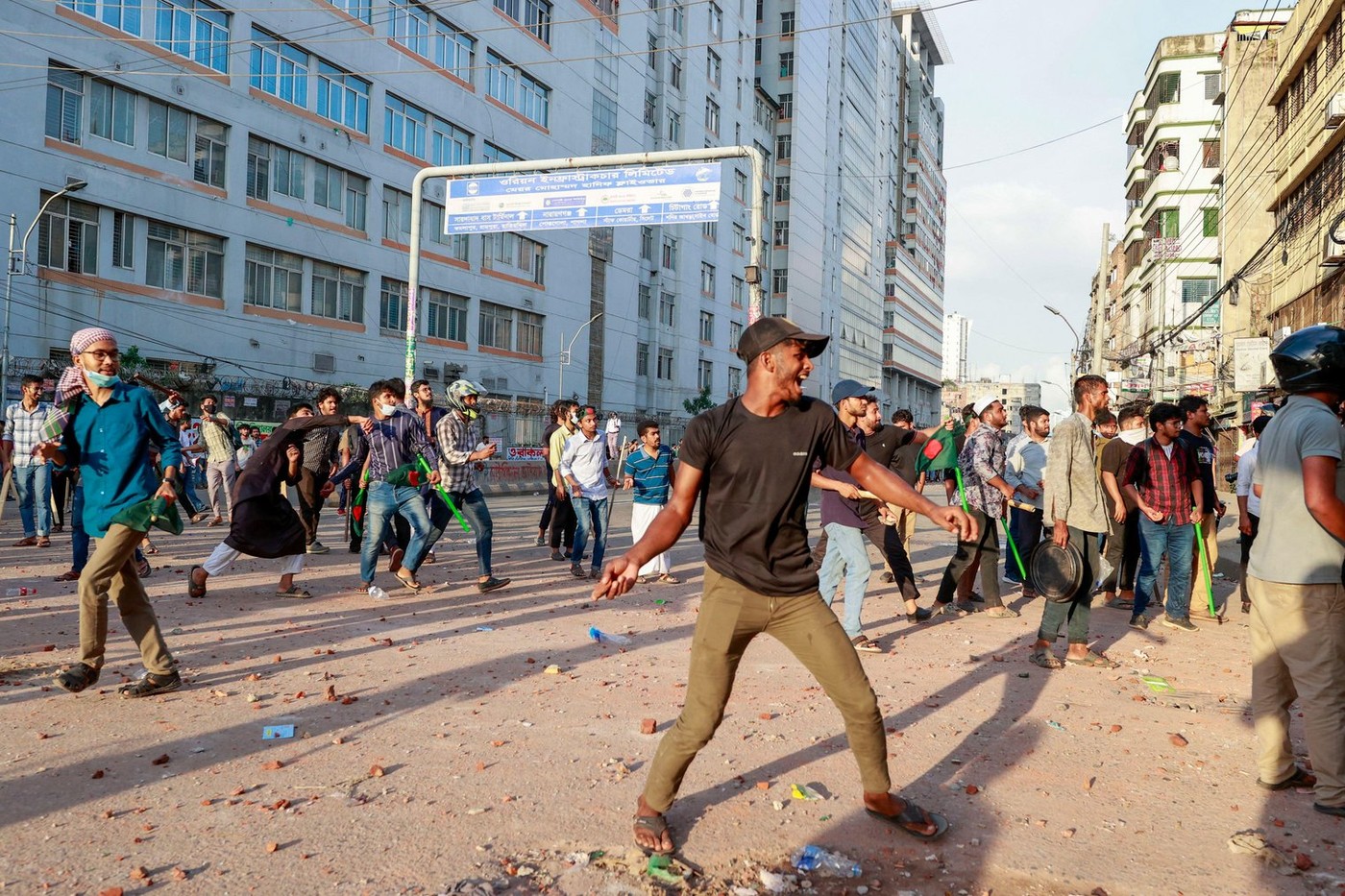 Violențe extreme în Bangladesh. Peste 100 de persoane au murit, armata a ieșit pe străzi în capitală, iar internetul a fost suspendat